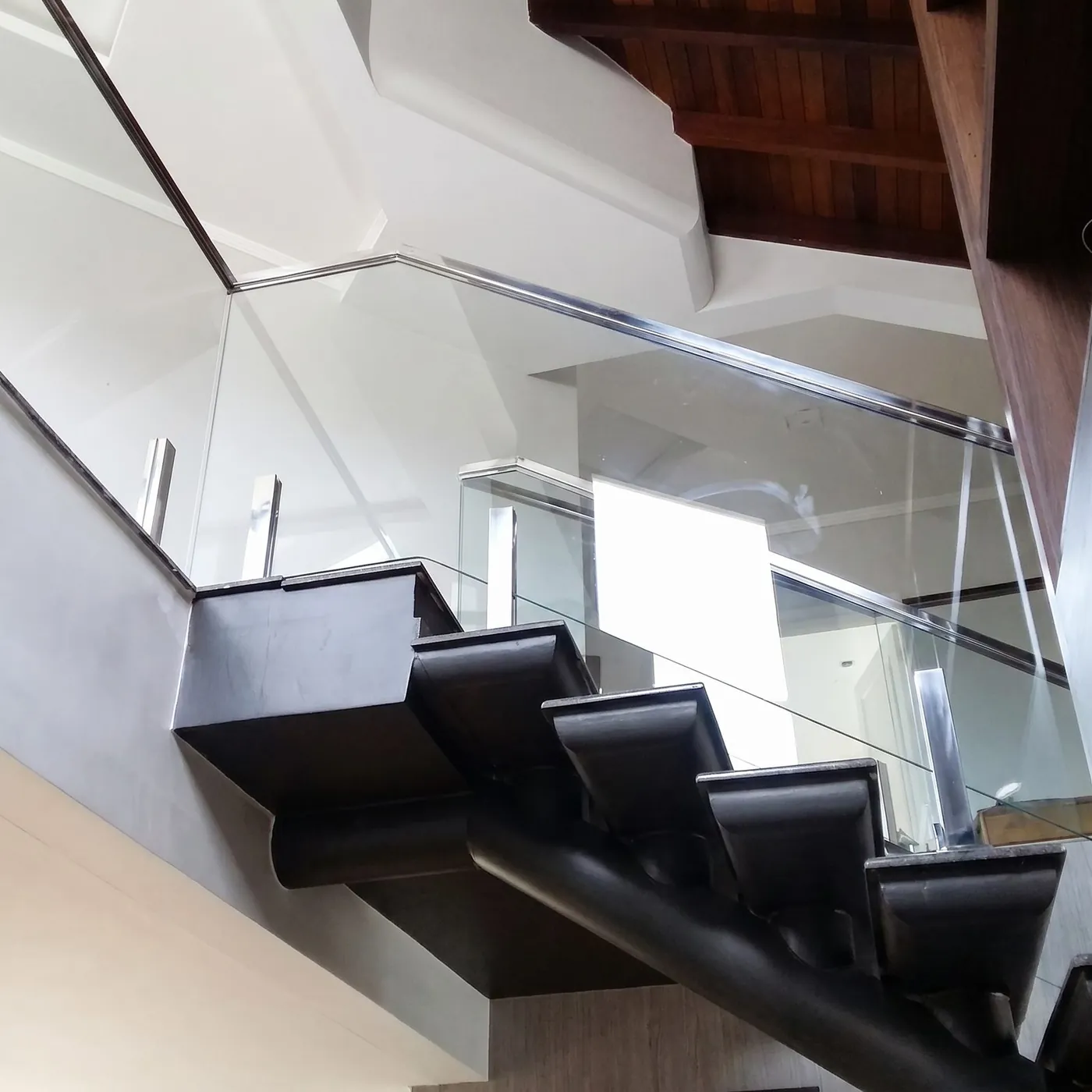 Guarda-corpo de vidro com torres e corrimão em inox